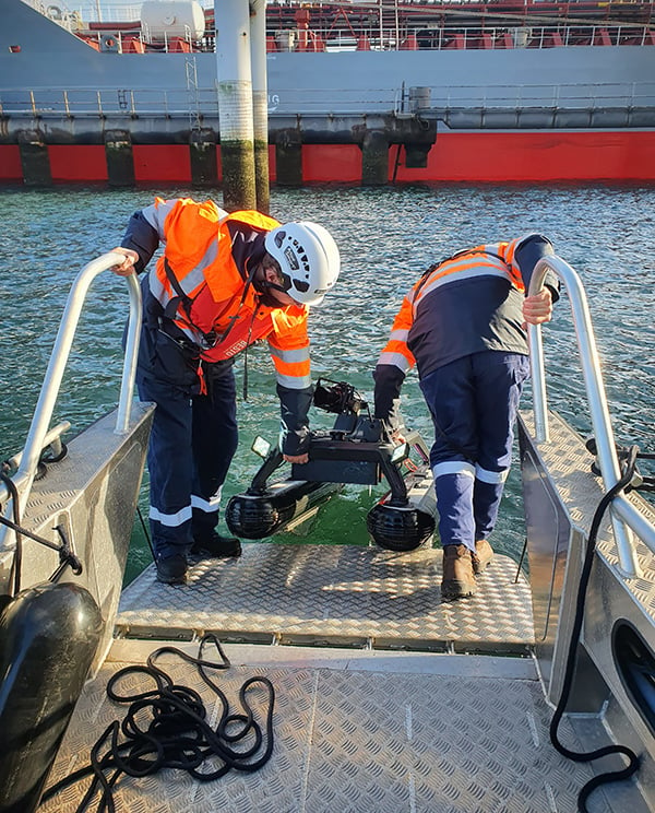 ROV werkboot te water laten
