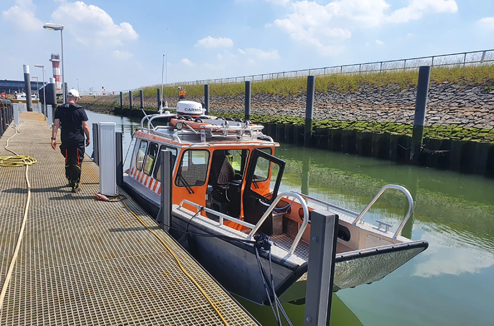 Werkboot aan steiger
