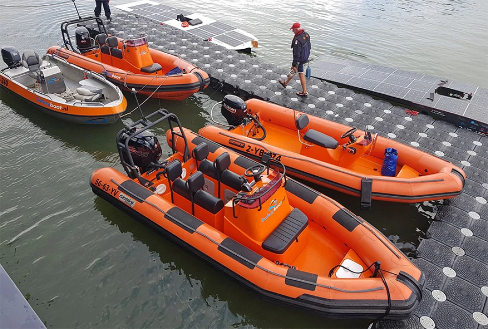 Reddingsboten aan steiger