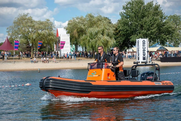 Reddingsboot op festival