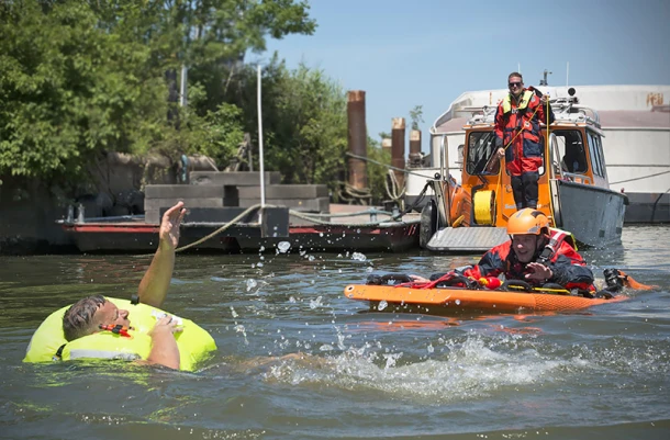 Reddingsboot redt man in nood