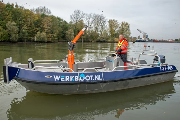 Werkboot met Davit kraan