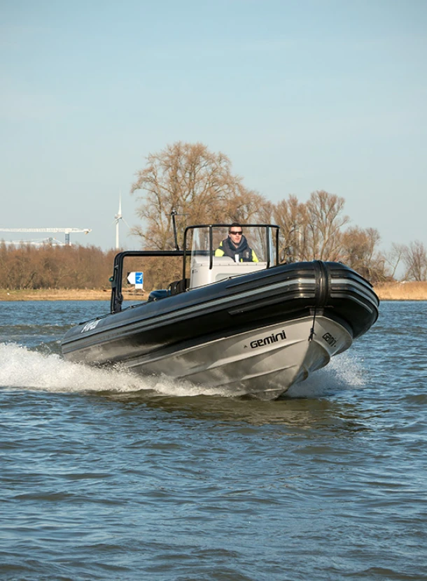 Werkboot op het water