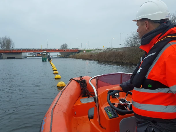 Werkzaamheden met een werkboot