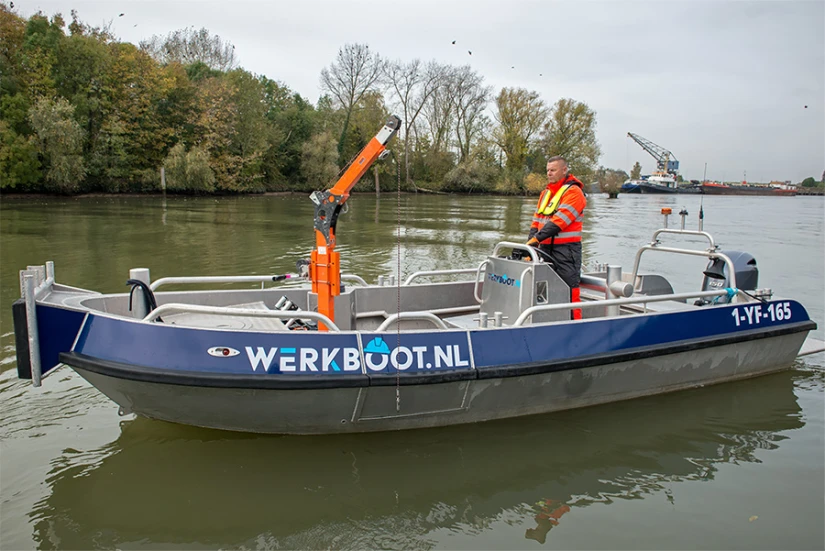 Werkboot met Davit kraan